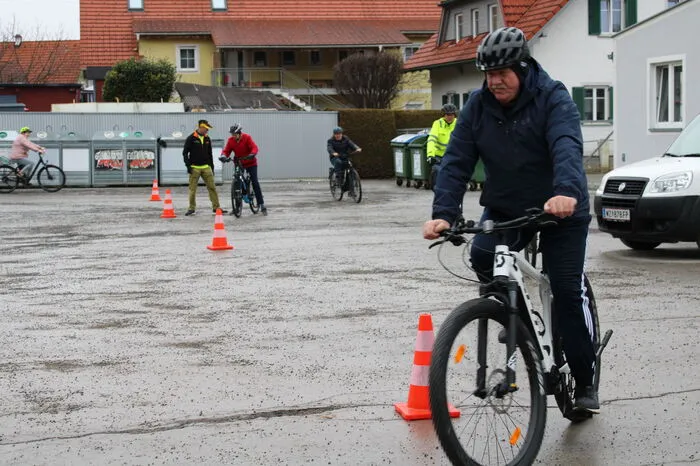 Mit verschiedensten Übungen lernten die Teilnehmer die richtige Handhabung und auf was es beim sicheren Fahren mit dem Elektro-Bike ankommt