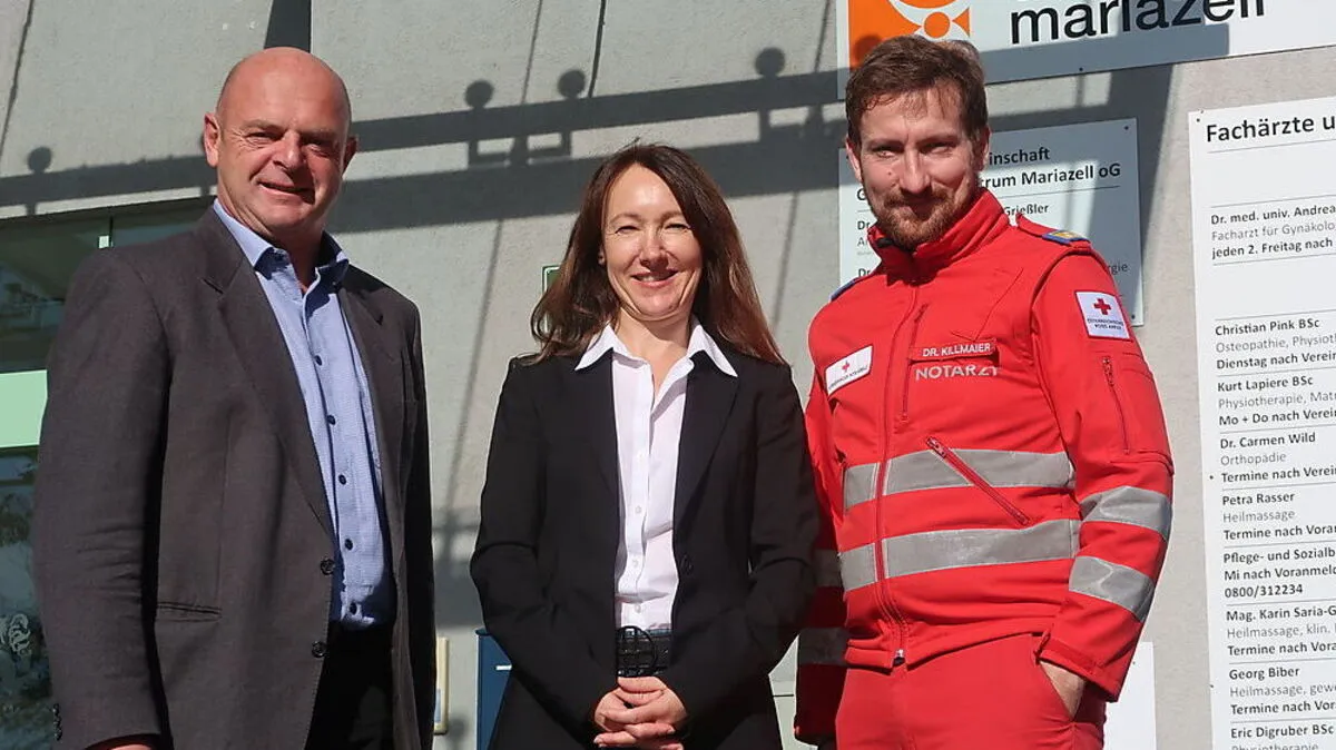 Michael Wallmann, Angelika Prentner und Patrick Killmaier vor dem Gesundheitszentrum