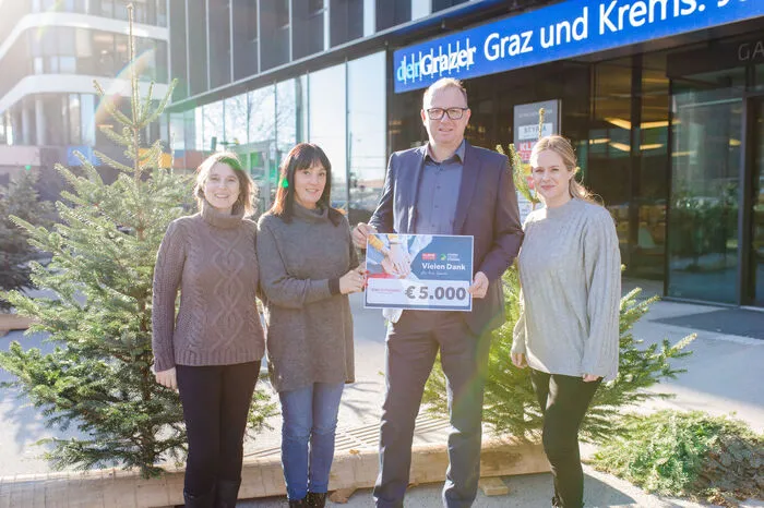 Johannes Strommer überreichte Anneliese Horvath, Sabine Herz und Carina Tacer den Spendenscheck in Höhe von 5000 Euro