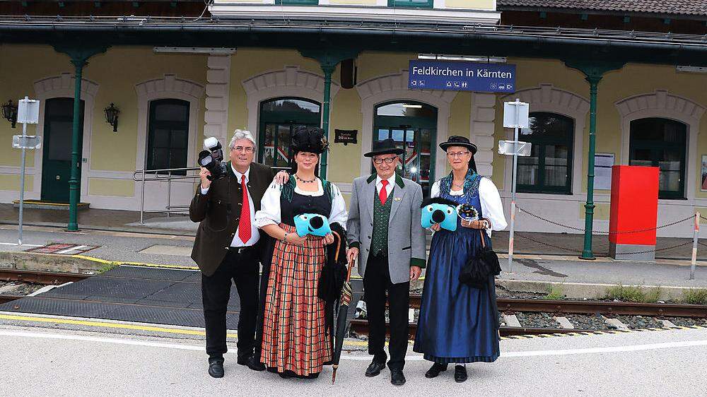 Schusser mit den Trachtenträgern Manuela Rossian, Werner Robinig und Ruth Fercher (von links) – mit „Piksl“