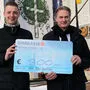 Christoph Jocham (links) übergab den Scheck an Christian Urban