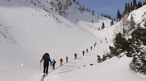 Skitouren können ohne die notwendigen Lawinenkenntnisse schnell zur Gefahr werden