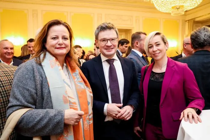 Landesrätin Claudia Holzer, Franz Neger (ORF) und Ingrid Kornberger (APA) 