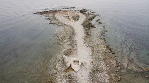 Die römische Siedlung und auch viele Mauern der Burg sind schon im Meer versunken