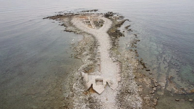 Die römische Siedlung und auch viele Mauern der Burg sind schon im Meer versunken
