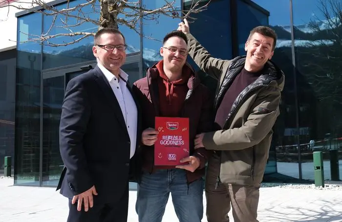 Von links nach rechts: Verwaltungsratspräsident Ulrich Zuenelli, Street-Art-Künstler „Etsom“ und Geschäftsführer Andreas Loacker