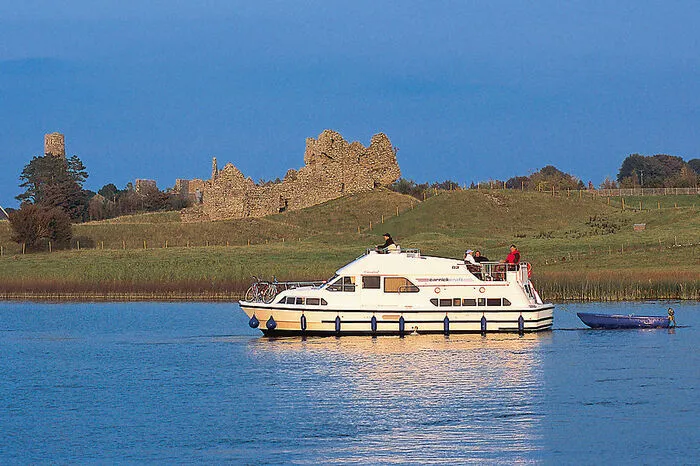 Irland. Der Klassiker ist der Fluss Shannon, der mit 15 Verbreiterungen wie ein See wirkt und mit nur sechs Schleusen leicht zu befahren ist. Tagsüber Kultplätze ansteuern, abends mit 12 km/h zu Guinness und Irish Stew.