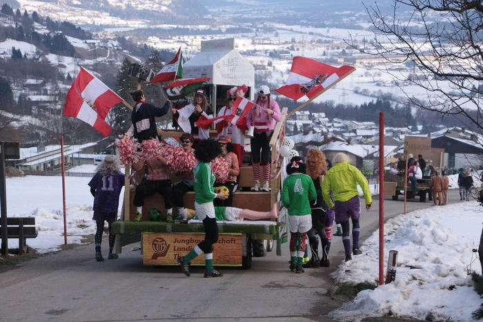 20 Gruppen zogen vom Wahlerhof im Oberdorf bis zum Gemeindezentrum