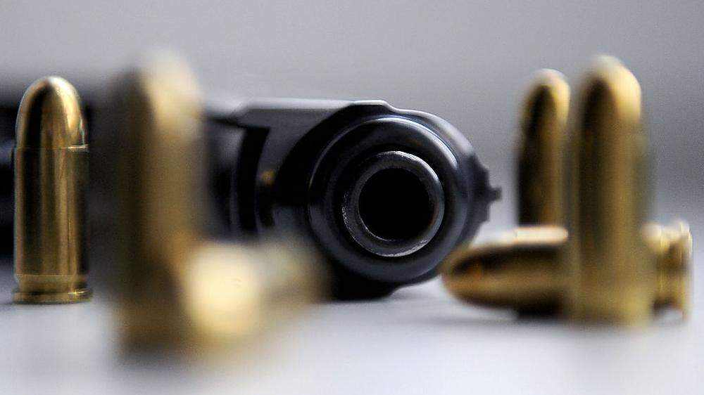 Pistole samt Munition und einem Elektroschocker: So stürmte ein Betrunkener ein Wettcafe, um sich für eine Spuckattacke zu rächen