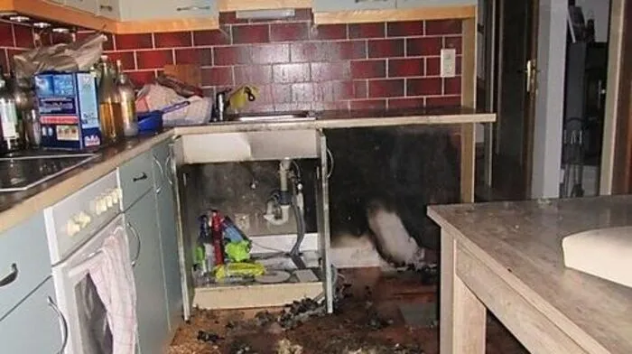 Der brennende Geschirrspüler wurde von der Feuerwehr aus der Küchenzeile herausgerissen