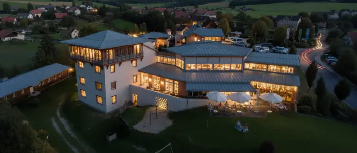 Eine Drohnenaufnahme eines Hotels bei Nacht.