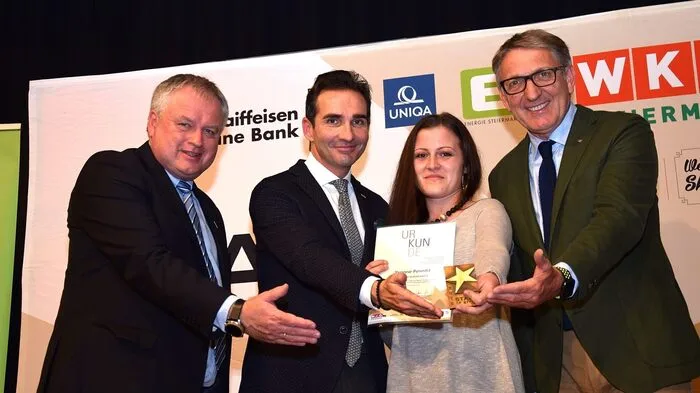 An die 40 tüchtige Lehrabsolventen mit ausgezeichnetem Abschluss und ihre über 30 Ausbildner aus dem Bezirk Leibnitz ehrte die Wirtschaftskammer Steiermark (WKO) zu „Stars of Styria“. Ebenso mit dieser Auszeichnung wurde eine Reihe frischgebackener Meister bedacht.