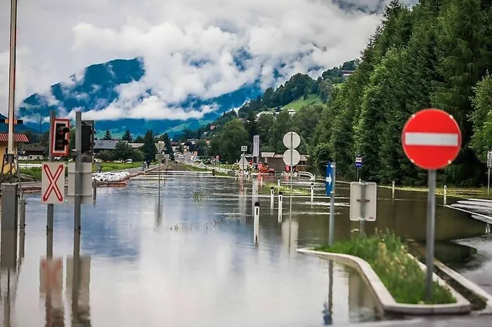 Klicken Sie sich durch die Fotos vom Tag nach den schweren Unwettern....