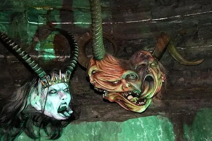 Im ehemaligen untertägigen Sandsteinabbau am Hemmerberg (Gemeinde Kainach bei Voitsberg) zeigten 32 Krampusgruppen aus der Steiermark, dem Burgenland, Kärnten, Oberösterreich, Niederösterreich und Wien hunderte schaurige sowie auch kunstvoll geschnitzte Krampus- und Perchtenmasken