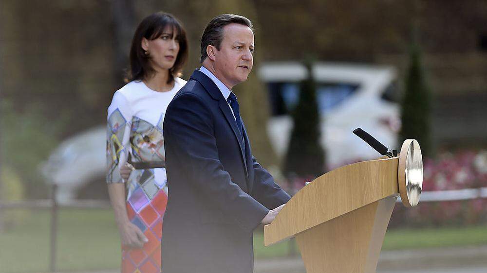 David Cameron und seine Frau Samantha am &quot;Schwarzen Freitag&quot; vor Downing Street 10