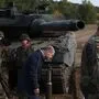 Der deutsche Kanzler Olaf Scholz vor einem Leopard-2-Panzer (Archivbild)