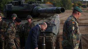 Der deutsche Kanzler Olaf Scholz vor einem Leopard-2-Panzer (Archivbild)
