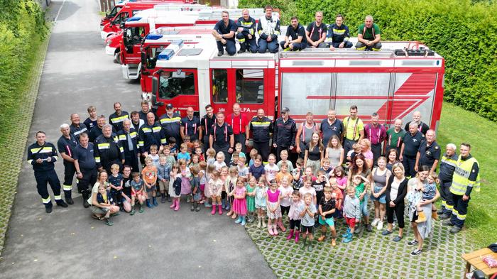 Sowohl die Kindergartenkinder als auch die Feuerwehrmitglieder hatten sich intensiv auf die Einsatzübung vorbereitet