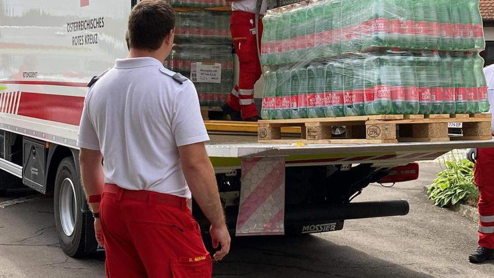 Das Rote Kreuz stellte das Trinkwasser am Donnerstag in Straß zu