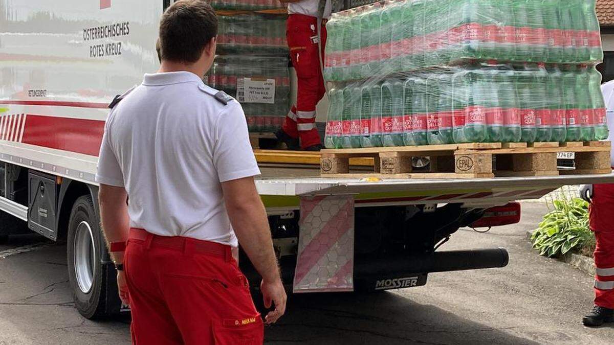 Das Rote Kreuz stellte das Trinkwasser am Donnerstag in Straß zu