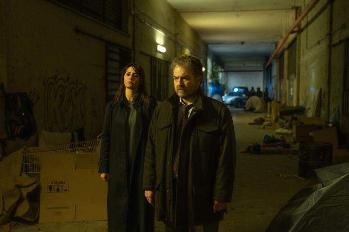 Ihre Mordermittlungen konfrontieren Petra (Paola Cortellesi, links) und Antonio (Andrea Pennacchi) mit dem Lebensalltag von Obdachlosen