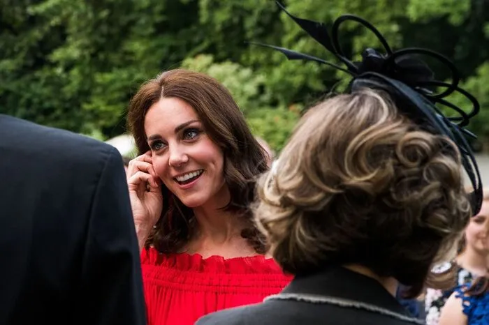 Kate erschien in einem roten Sommerkleid im Carmen-Stil.
