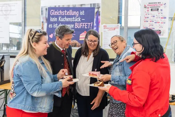 Für die SPÖ-Frauen gab es ein „Danke“ von SPÖ-Chef Fellner für den Einsatz beim Kuchenbuffet