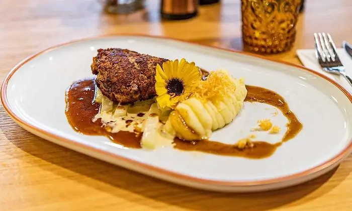 Kalbsbutterschnitzerl mit Erdäpfelpüree und Cremekohlrabi
