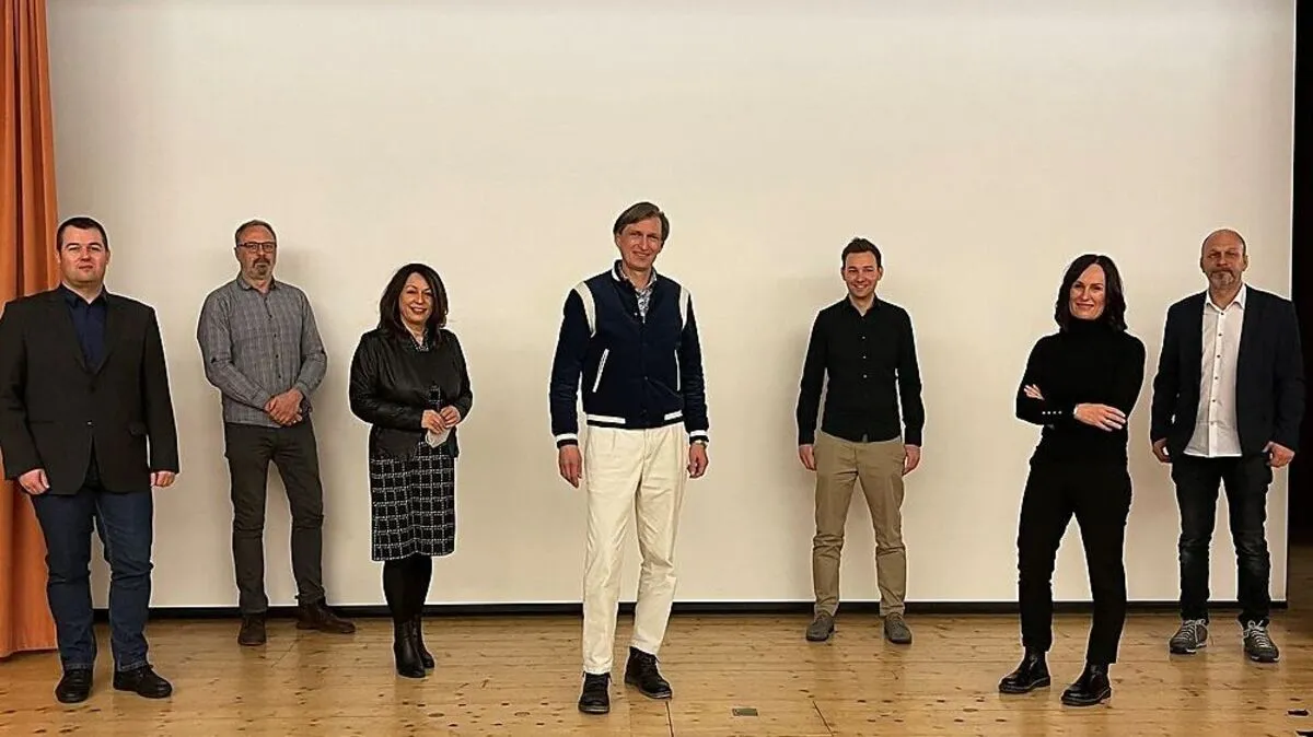 Der neue Vorstand des AAB Osttirol: Kurt Steiner,  Otto Trauner, Elisabeth Mattersberger, Obmann Stefan Schrott,  Armin Hofmann, Carmen Kurzthaler, Bezirksfinanzreferenz Thomas Rogen  
