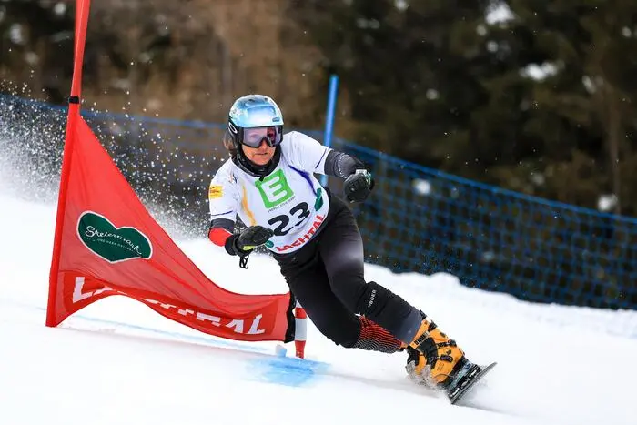 Sie ist nicht ganz so erfolgreich wie ihr ebenfalls bereits 40-jähriger Teamkollege Benjamin Karl, doch sind die Leistungen von Claudia Riegler nicht hoch genug einzuschätzen. So wurde die Salzburgerin heuer bei Olympia in Mailand und Cortina mit ihren 52 Jahren als älteste Teilnehmerin an Winterspielen geehrt. Um auf den Zug nach Italien aufspringen zu können, musste sich die mittlerweile 53-Jährige gegen Konkurrentinnen durchsetzen, die noch nicht einmal geboren waren, als sie 1994 ihre Karriere gestartet hatte. Auch für den kommenden Winter steht die Weltmeisterin von 2015 im ÖSV-Kader.