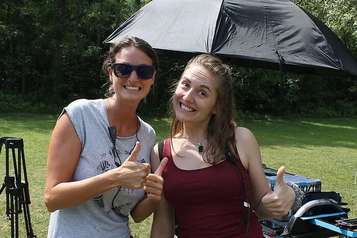 Julia Schmachtel (2. Regieassistentin) und Annabell Komposch (sie ist für die Komparserie zuständig).