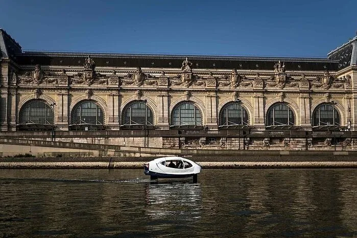 In Paris ist das Projekt dennoch in schwieriges Fahrwasser geraten. Thebault macht Probleme mit den Behörden geltend. Diese verlangten hohe Summen für das Anlegen der Boote am Seine-Ufer. Außerdem würden seine neuen Wassertaxis den beliebten Pariser Touristenbooten "Bateaux Mouches" Konkurrenz machen, was deren Betreiber nicht freuen dürfte.