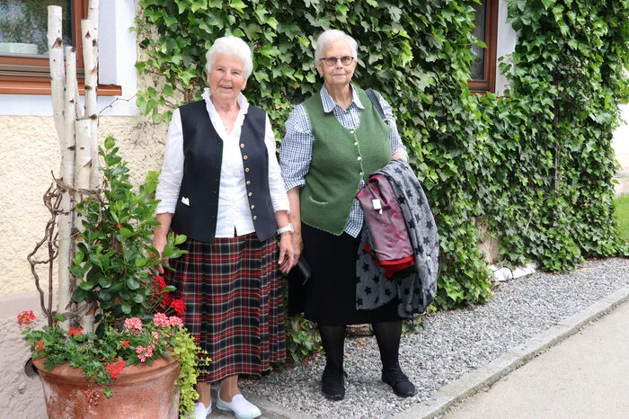 Gesehen auch Augustine „Gusti“ Hinteregger mit ihrer Freundin.