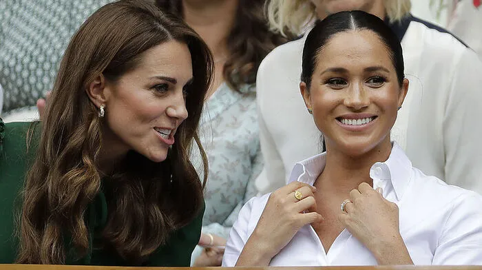 Die Herzoginnen Kate (links) und Meghan