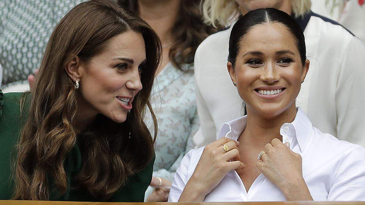 Die Herzoginnen Kate (links) und Meghan