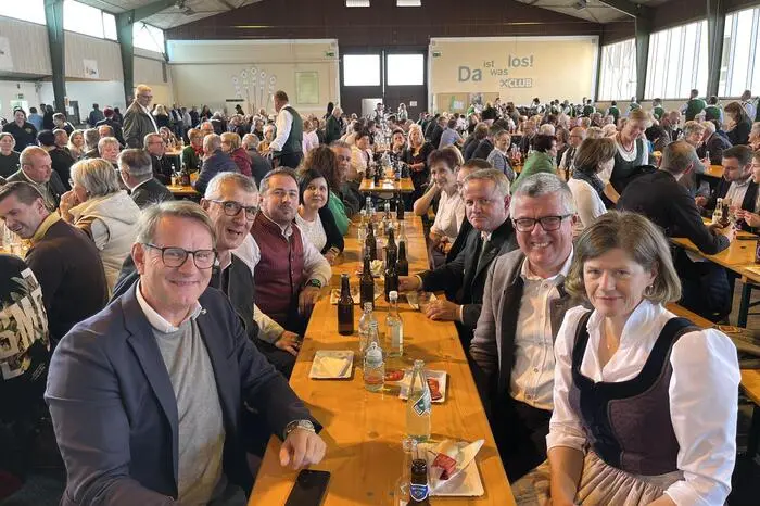 Auch der Hartberger Bürgermeister Marcus Martschitsch (links) war wie zahlreiche Ehrengäste der Einladung zu Fest gefolgt.