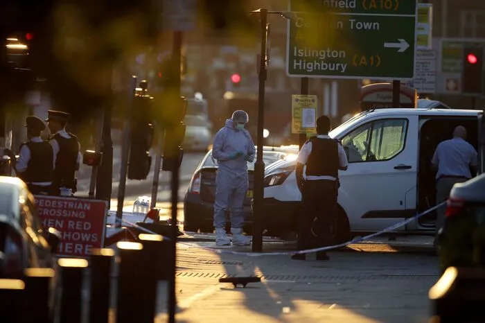 Der islamische Dachverband Muslim Council of Britain teilte mit, dass ein Lieferwagen Gläubige absichtlich überfahren habe, als sie die nahe gelegene Moschee im Stadtteil Finsbury Park verlassen hätten.