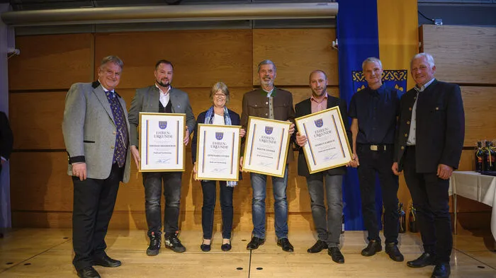 Bei der Ehrung mit dabei war unter anderem Pfarrer Provisor Sven Wege sowie zahlreiche Vereine aus den Bereich Sport, Allgemeinbildung, Feuerwehr &amp; Nachbarschaftshilfe.