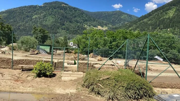 Der Tennisplatz wurde komplett zerstört.