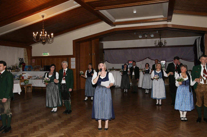 Nach der Begrüßung durch Margit Pretterhofer konnten die Ballgäste eifrig das Tanzbei schwingen