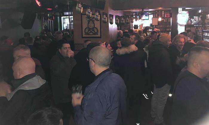 Liverpool-Fans wärmen sich in Pubs fürs Spiel auf
