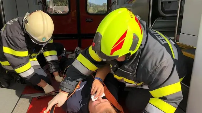 Mit dem Einsatzstichwort „Zugunfall mit mehreren Verletzten“ wurden die Feuerwehren des Abschnittes „Unteres Stainztal“ alarmiert. Es handelte sich um keinen echten Einsatz, sondern um eine Großübung. Daran beteiligen sich auch das Grüne Kreuz und die Graz-Köflacher Bahn.