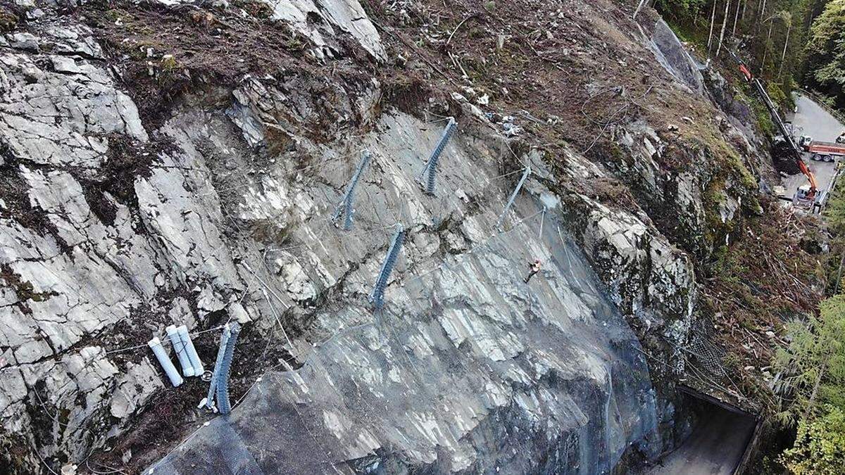 Um das Steinschlagschutznetz zu montieren, wurden rund 100 Anker bis zu sechs Meter tief in den Felsen gebohrt