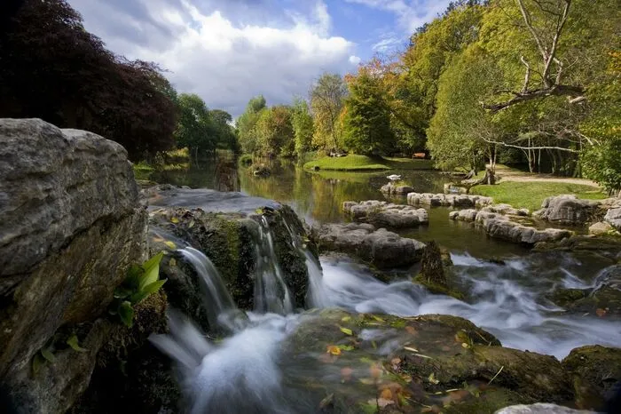 In County Kildare findet man im National Stud, dem berühmtesten Pferdegestüt der grünen Insel, einen unerreicht leichtfüßigen Japanischen Garten. Er gilt als einer der feinsten in Europa, symbolisch angelegt als ein „Lebensgarten“ aus Bäumen, Pflanzen, Blumen, Steinen und Wasser.