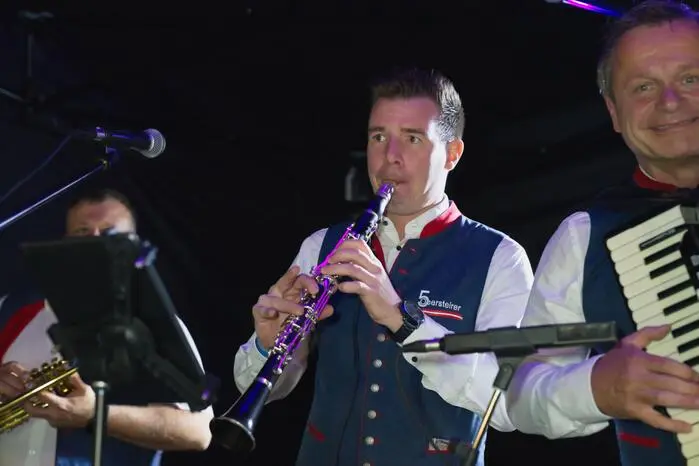 Im Außenbereich unterhielten „Die 5 Obersteirer“ die Besucher mit Live-Musik.