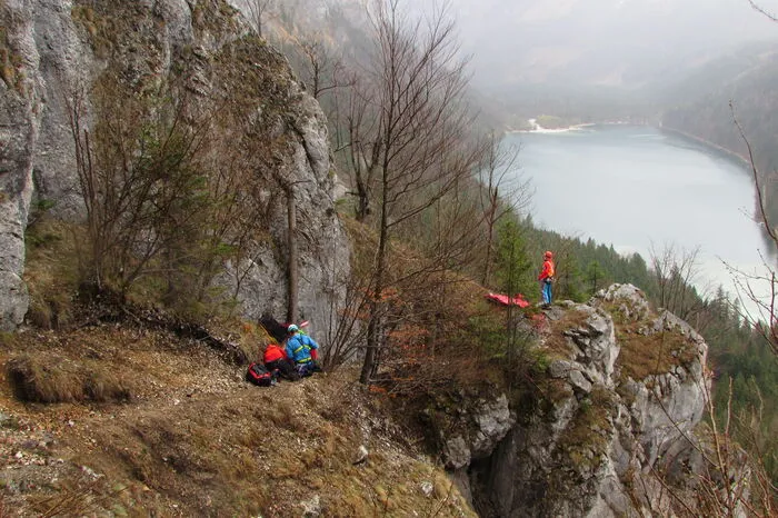 Die Reanimation war erfolgreich und der „Patient“, eine Übungspuppe, nach einiger Zeit soweit stabil, dass ein Abtransport ins Tal möglich war. Aufgrund der Wetterverhältnisse konnte kein Hubschrauber angefordert werden. 
