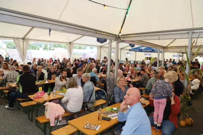 Im großen Festzelt herrschte eine Superstimmung, wie sie nur selten zu sehen ist. 