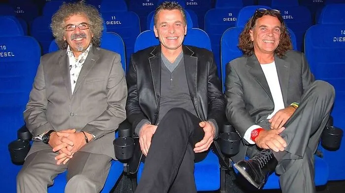 Die Diesel-Brüder Andreas, Ernst und Wolfgang können sich nun entspannt zurücklehnen, denn das Werkl in ihrem modernsten Kino Österreichs - dem Dieselkino Lieboch - ist gut angelaufen. Nun wollen sie die Schloßbergrutsche realisieren. Hier gehts es zur Abstimmung. Nur noch bis zum 31. Dezember.