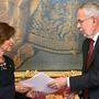 Bundeskanzlerin Brigitte Bierlein erhält die Ernennungsurkunde von Bundespräsident Alexander Van der Bellen