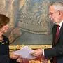 Bundeskanzlerin Brigitte Bierlein erhält die Ernennungsurkunde von Bundespräsident Alexander Van der Bellen
